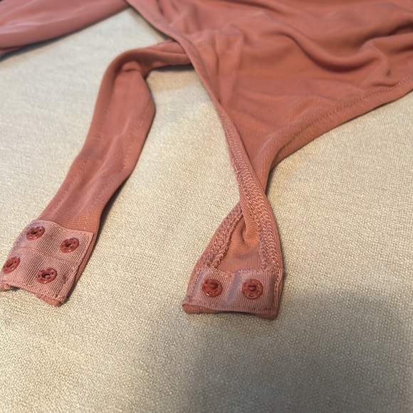 Donna Karan New York NWT Size L Mauve Lina Sleeve Collared Bodysuit (0051) - Picture 12 of 12